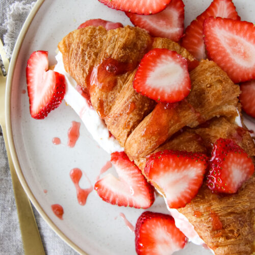 thumbnail interactive-video image 1 of Delice Strawberry Cream Spread - 200g, Halal, Alcohol-Free, Perfect For Toast & Croissants 1 of 3